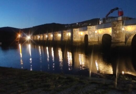 A Xunta dota de iluminación a Ponte de Nafonso, que une os concellos de Noia e de Outes, contribuíndo á súa posta en valor e ao reforzo da seguridade de vehículos e de peóns